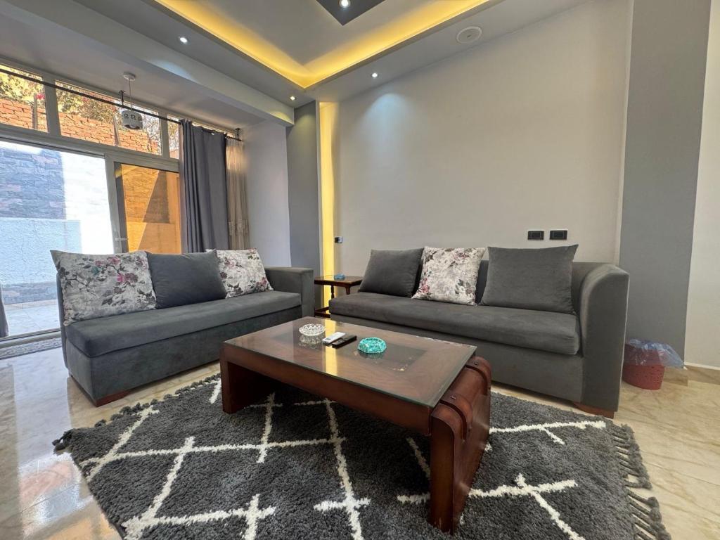 2BR Townhouse 2 Bath TV Backyard – 129