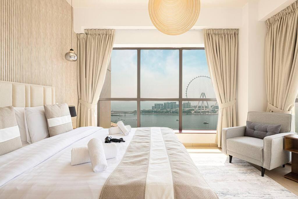 Dubai Eye & Sea View – Luxurious Beach Retreat