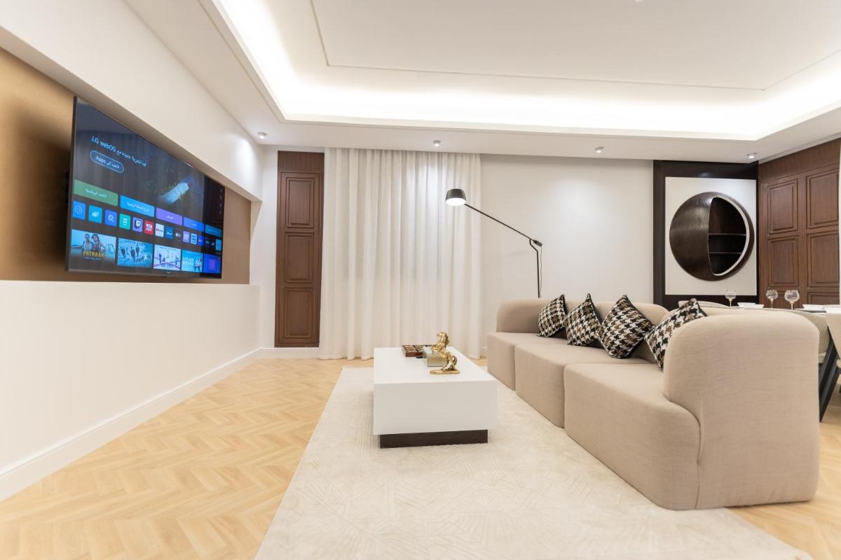 2 BR Spacious & Luxurious Flat in Alyasmin