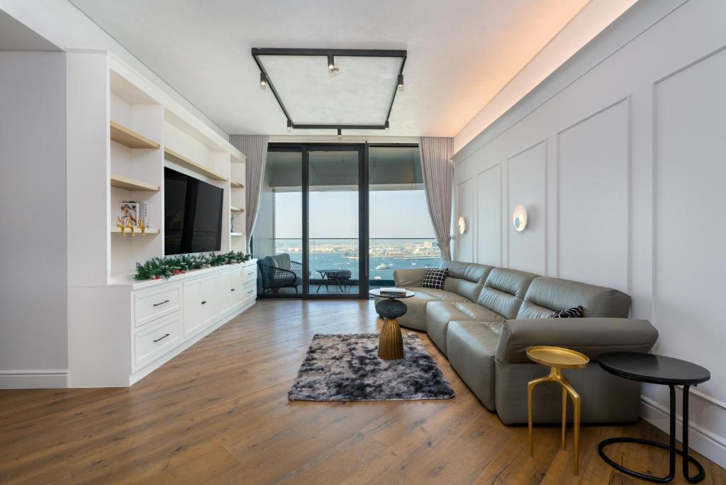 2BR Jumeirah Gate 1, Marina Skyline View