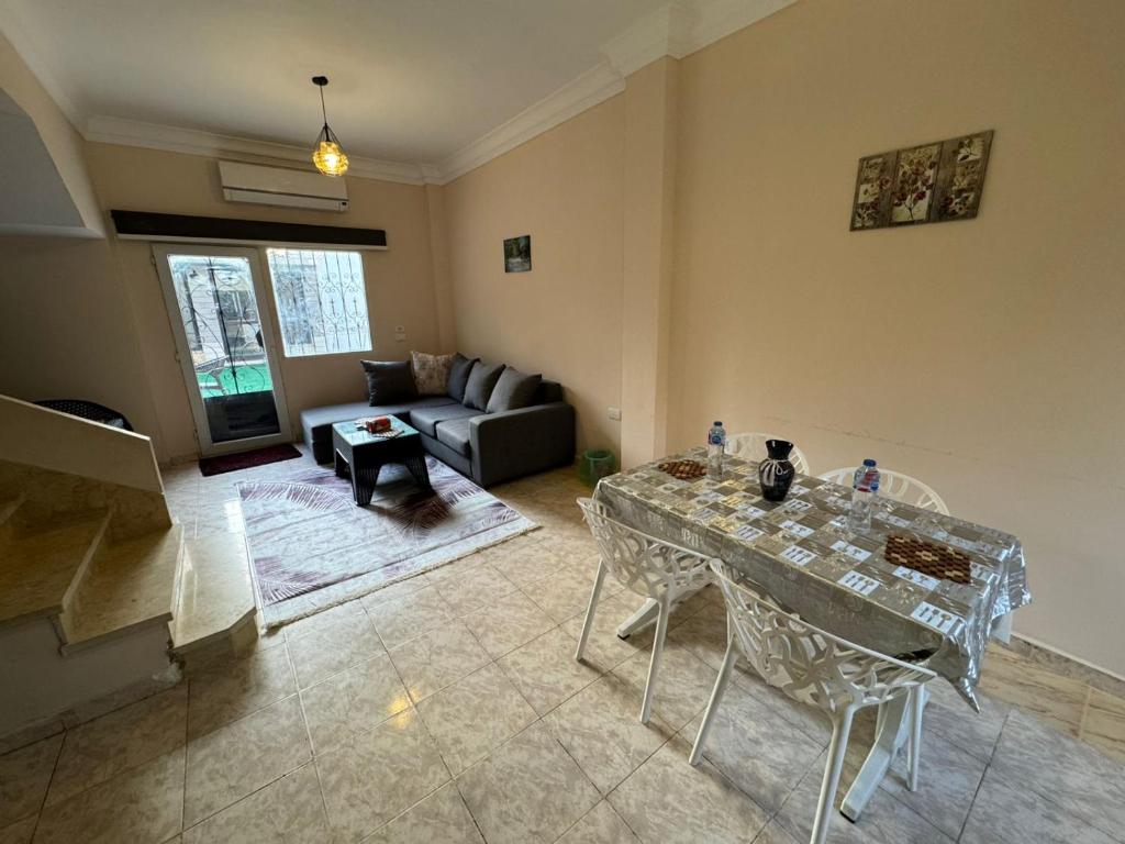 2BR townhouse, 1 bath, yard -123