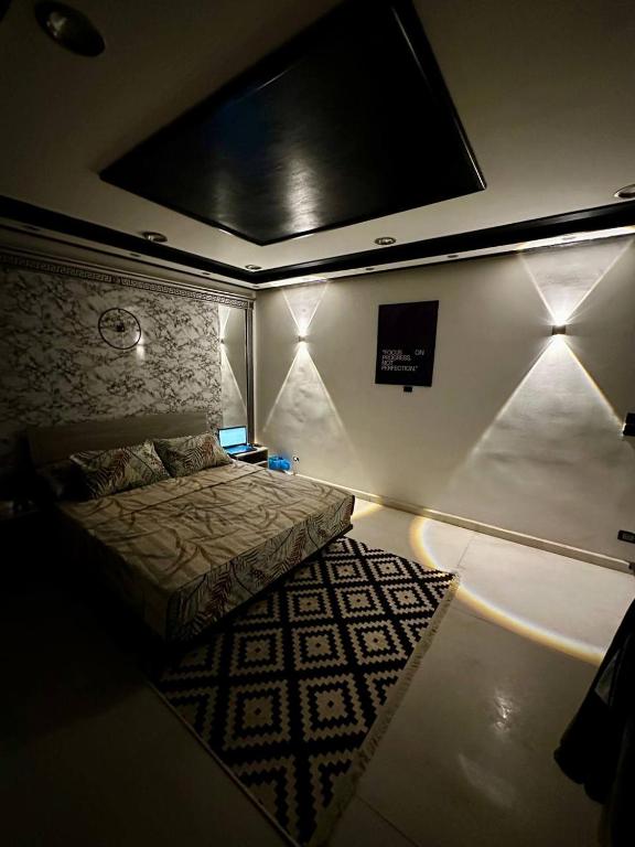 A private room exclusively for men, offering comfort and convenience for a relaxing stay