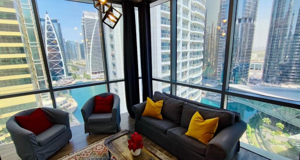 La Buena Vida Holiday Homes – Luxe 1BD, boutique apt full lakeview 1m to Metro, Lake & Almas Tower