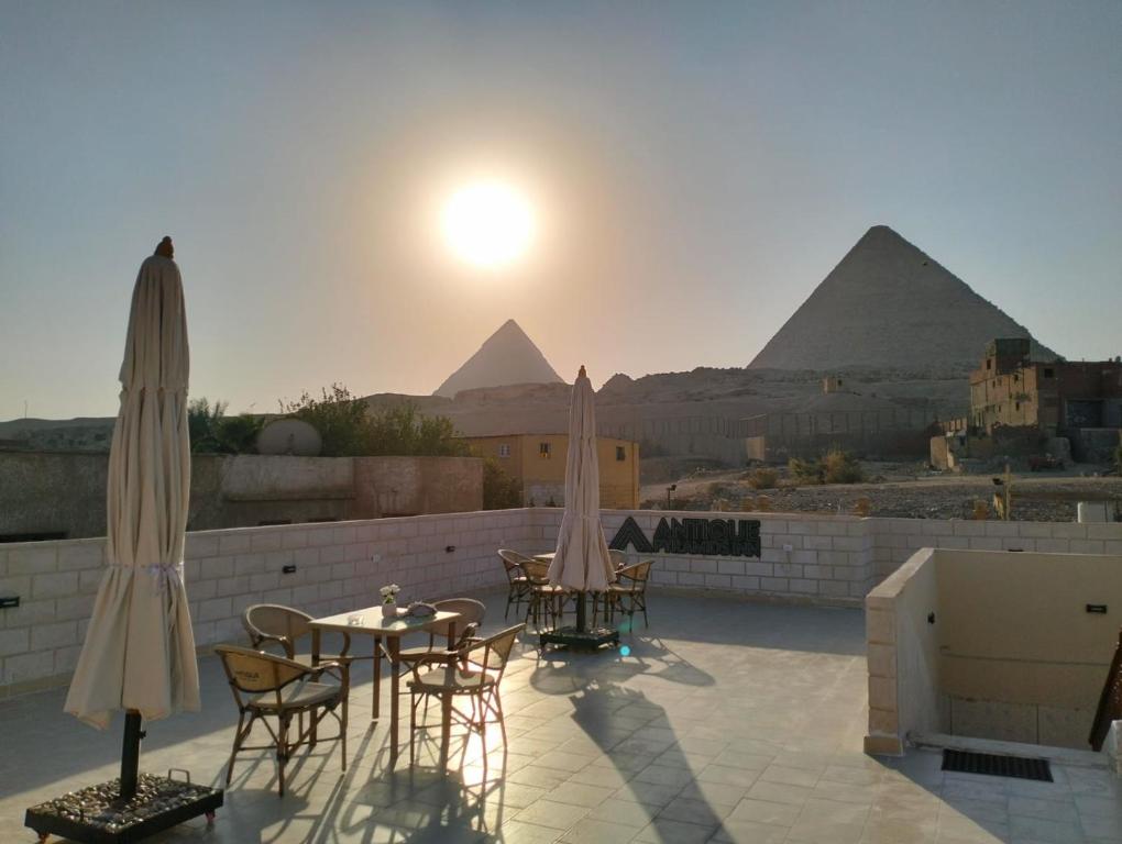 Antique Pyramids Inn