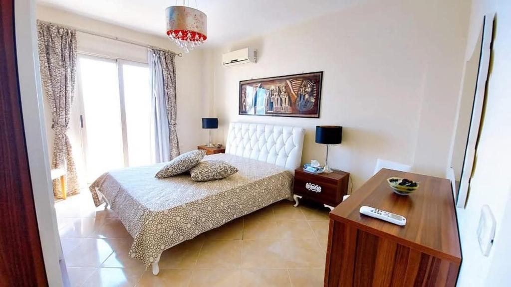 Apartment with sea view and swimming pools