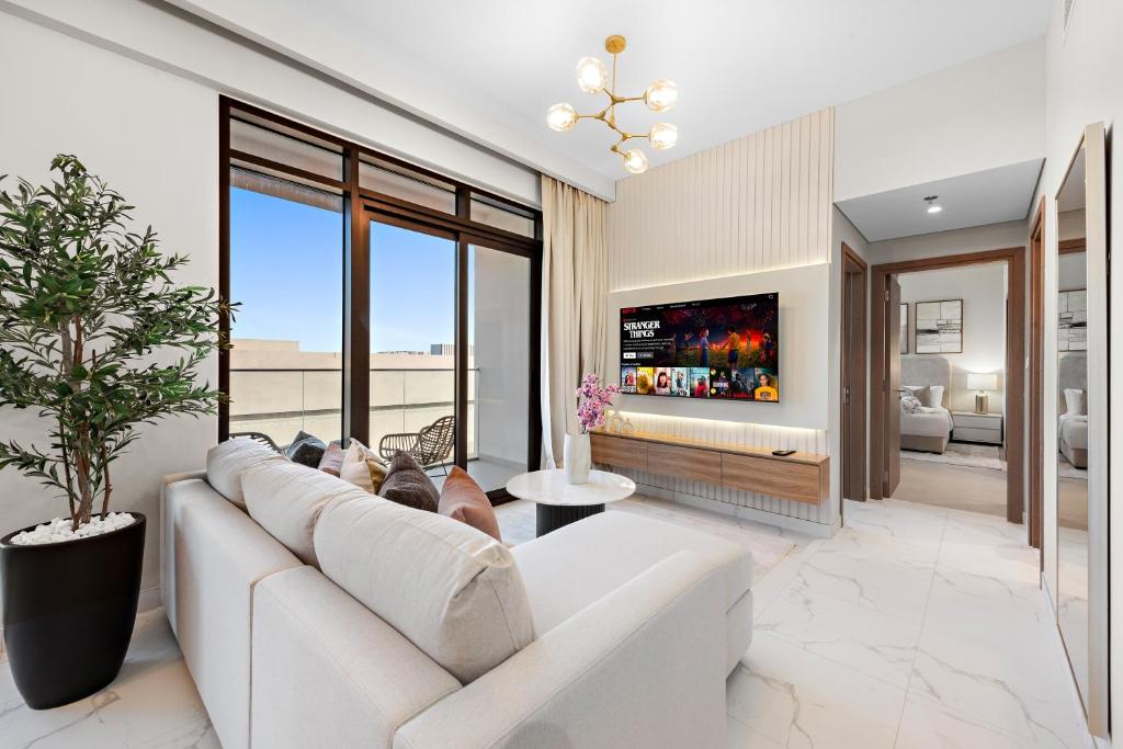 Luxurious 2BR with Pool & Gym Access l Near Downtown