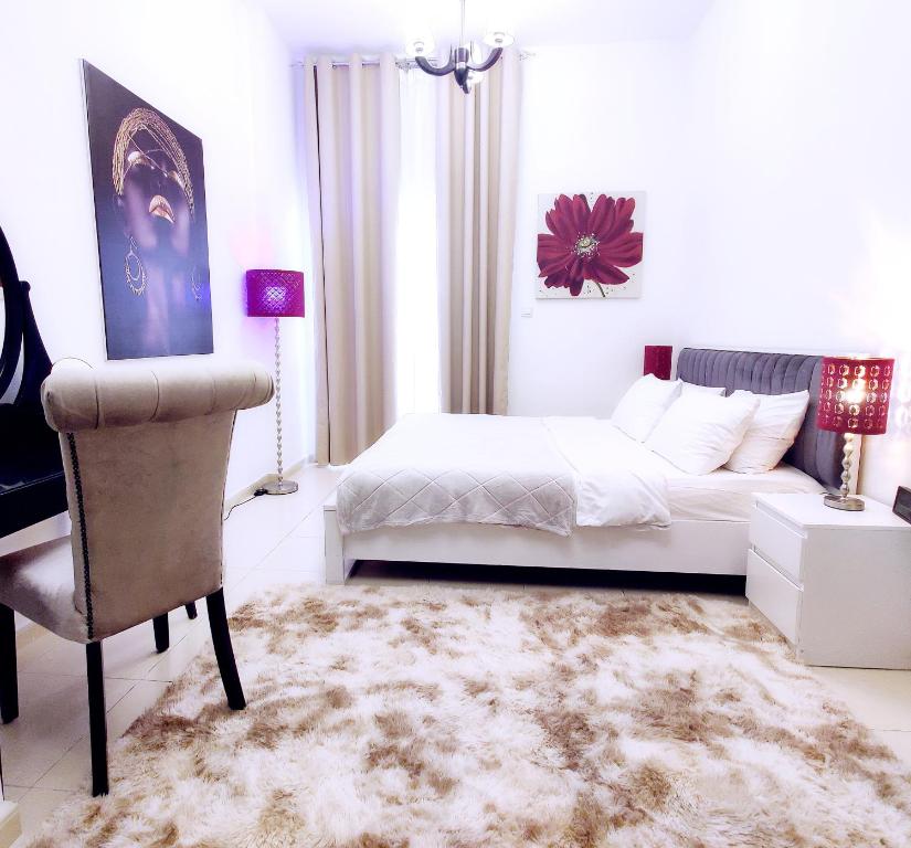 Elegant Fresh 1BR with Heated Pool, just steps from Mall, Restaurants & Fitness center