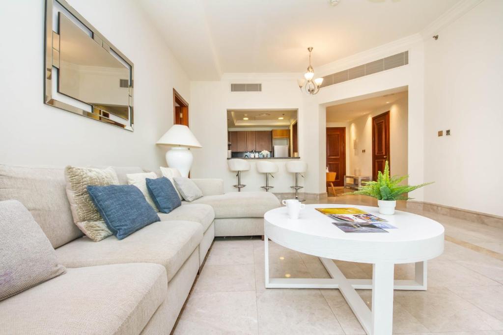 Bespoke Holiday Homes – Palm Jumeirah- 2 Bedroom with Gym, Beach & Pool Access, South Residence
