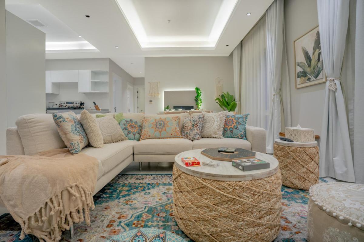 Bohemian 3BR Majdiah Apt - Prime Location - Pool & Gym - Keyless Self Entry