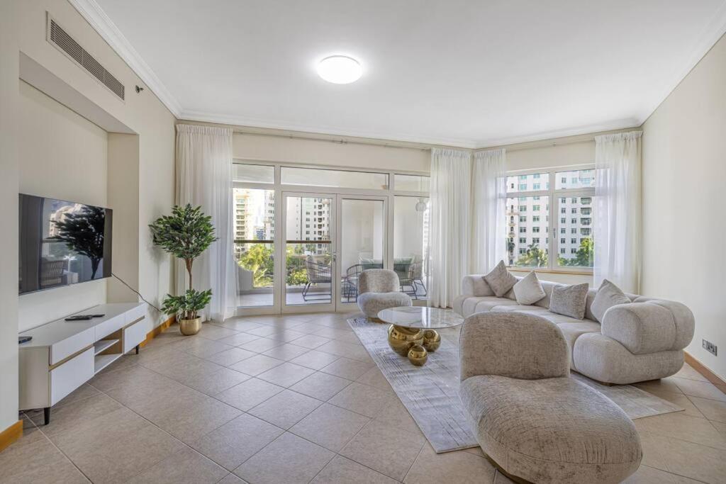 Breathtaking 3 Beds, Beach Access, Fully Upgraded