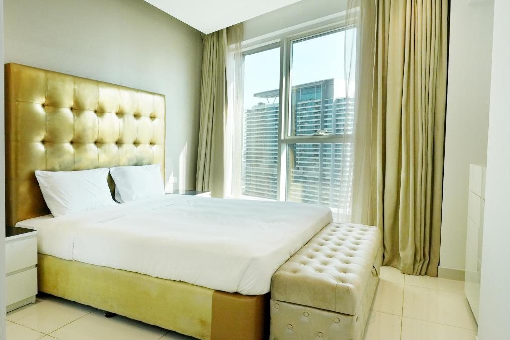 Brown Stone – Canal & Skyline View Voleo