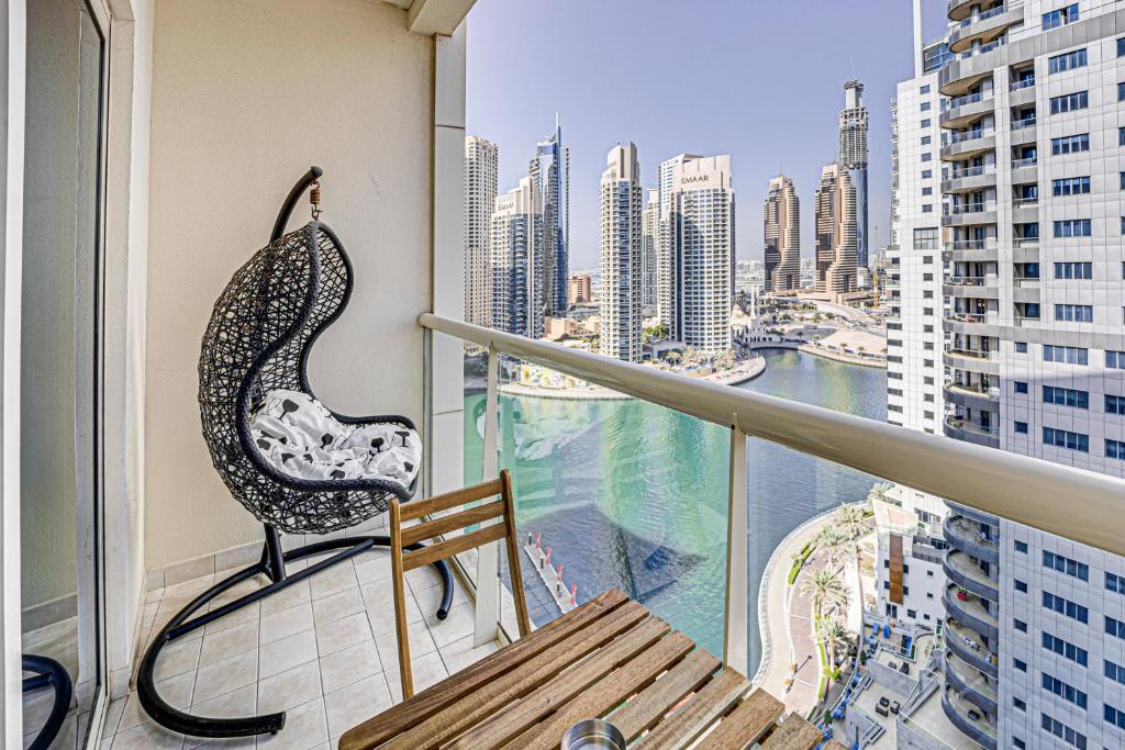 Canal View apartment in Marina