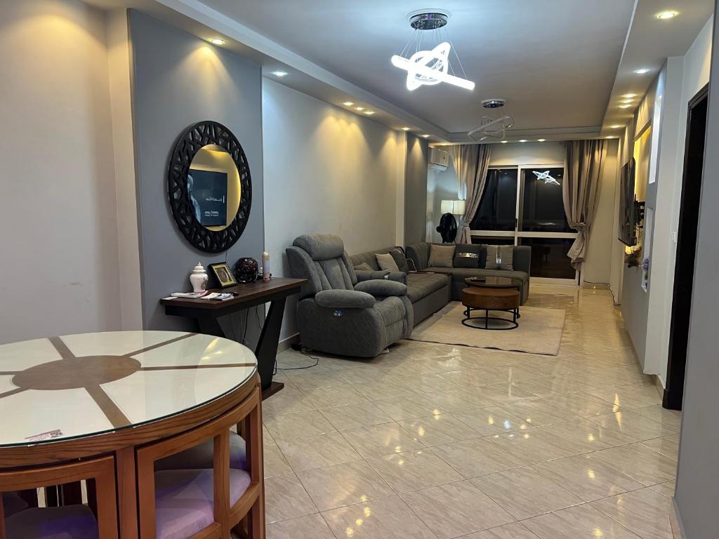 Modern flat 3 rooms and 2 bathroom amazing location شقة فندقية حديثة و جديدة كاملة مدينة نصر بالقرب من ستي ستارز 2 غرف نوم 2 حمام وصالة و بلكونة