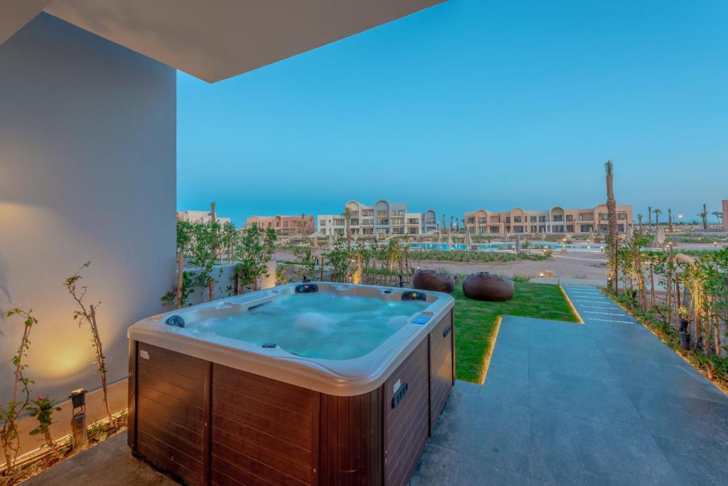 Chic 1 BR with private jacuzzi