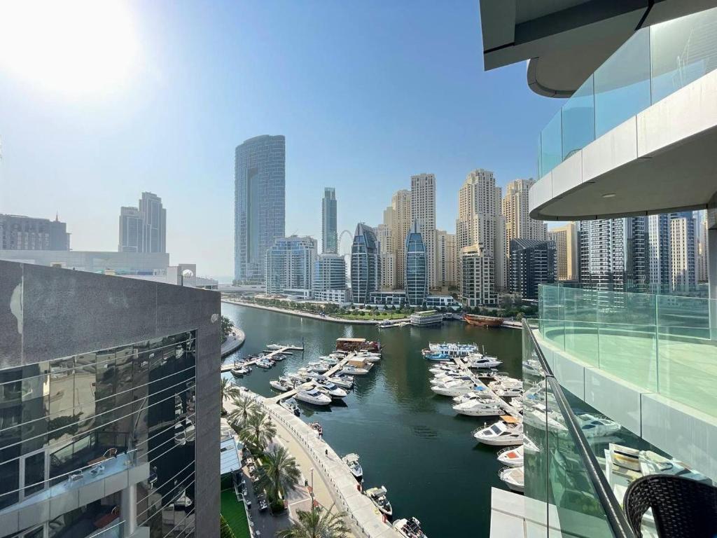 Dubai Marina Walk Gem Modern Apt with Pool & Gym access, Steps to Beach & Metro
