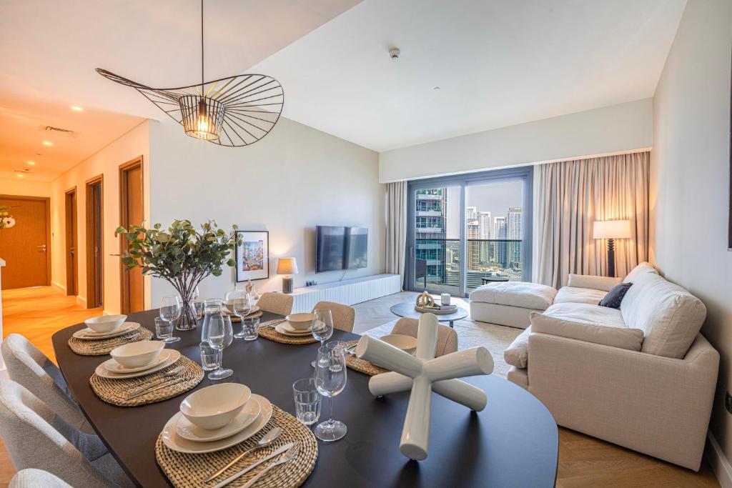Daniels 3BR Urban Retreat with Downtown Views