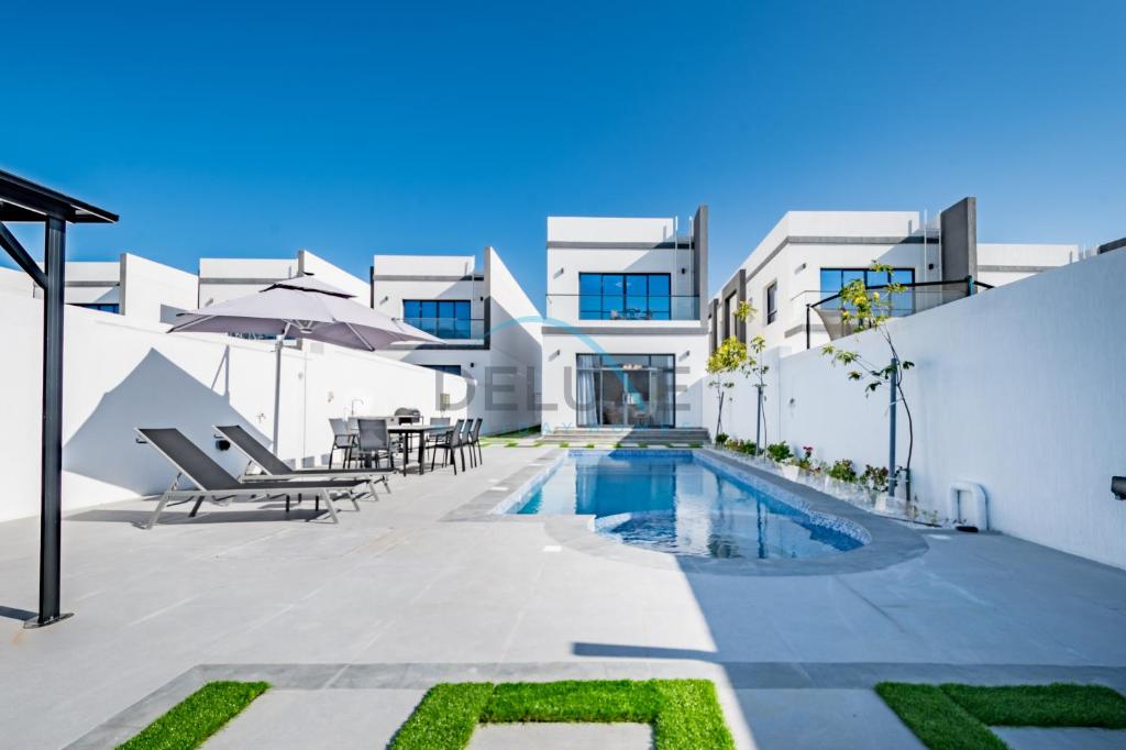 Deal of the Week 4BR with Heated Pool, BBQ & Jacuzzi by Deluxe Holiday Homes