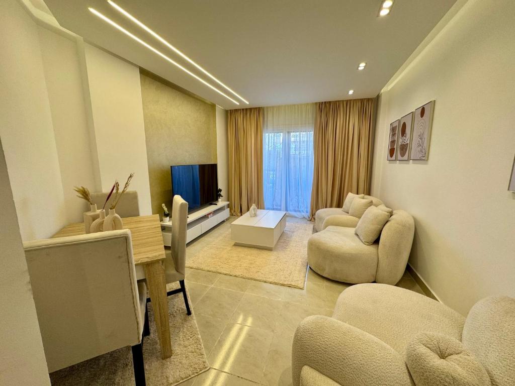 Cozy 2 BDR Apartment In Rehab City