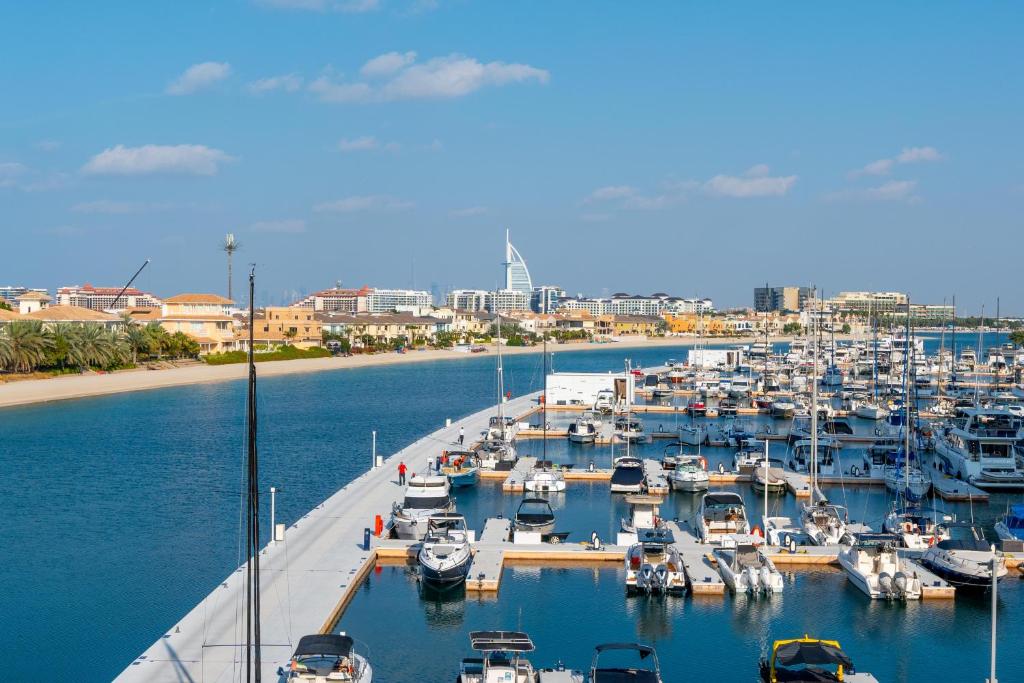 Deluxe Waterfront Unit in Heart Of Dubai Palm Jumeirah