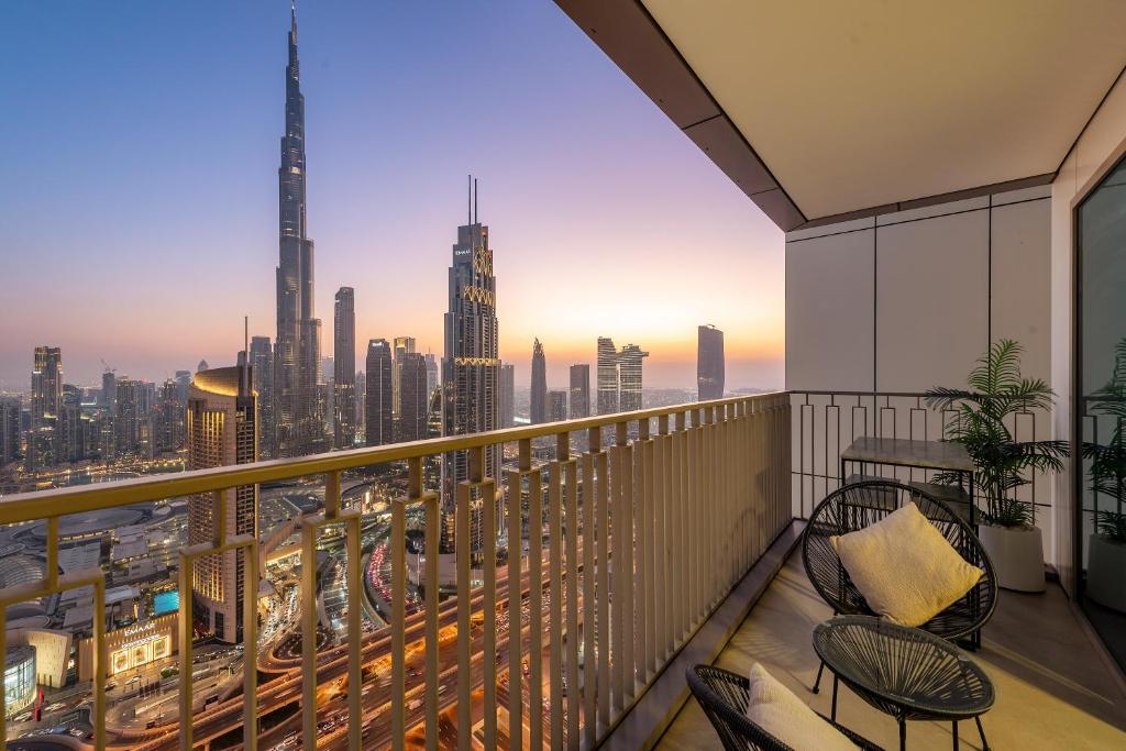 4BR with Spacious Balcony & Stunning Burj Khalifa Views