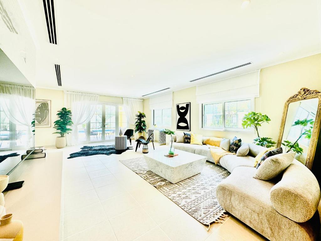 Venduras – Elite 3BR Villa With Private Pool in Jumeirah Park