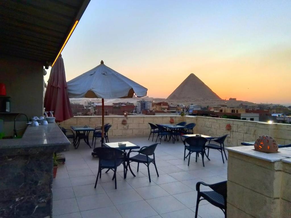 Enter Pyramids Inn