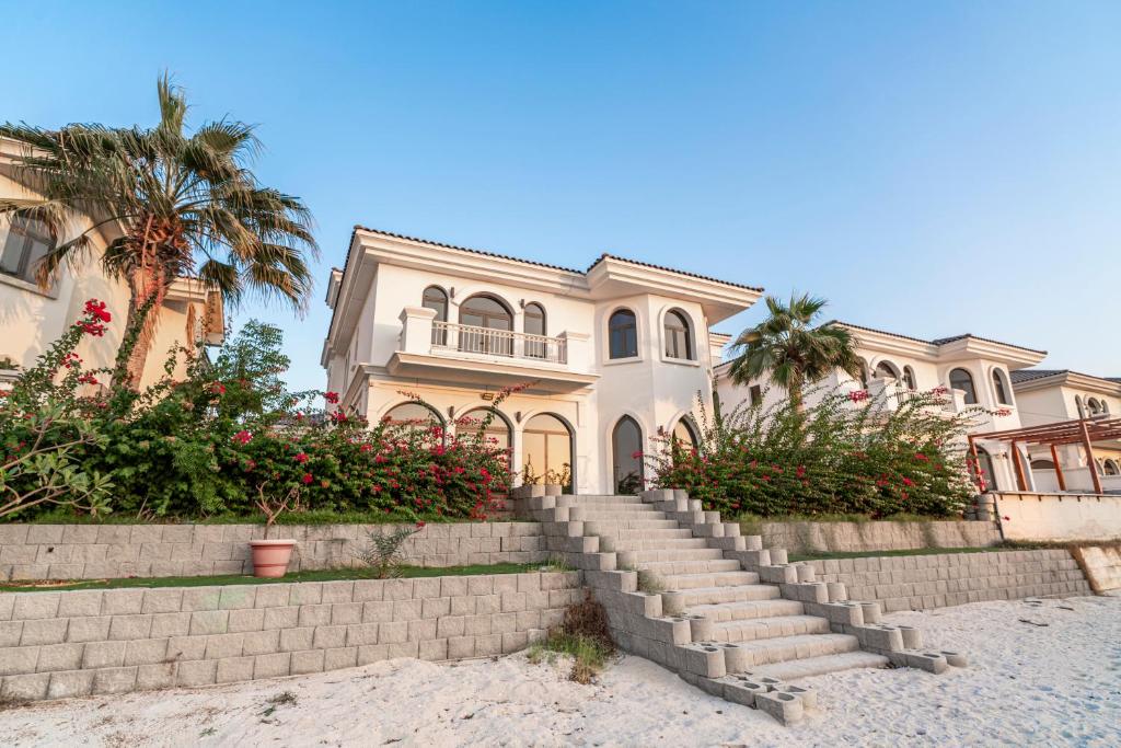 Escape 24 Luxury 5BR Villa with Private pool and Beach access in Palm Jumeirah Frond F