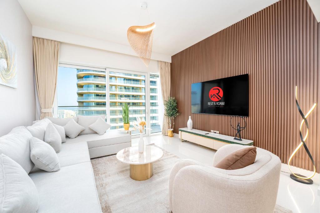 Exclusive Beachfront 2 Bed with Pool & Palm View