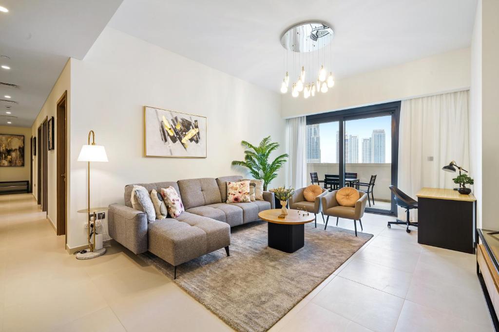 Extravagant 3BR + kid’s room w/ Burj Khalifa view