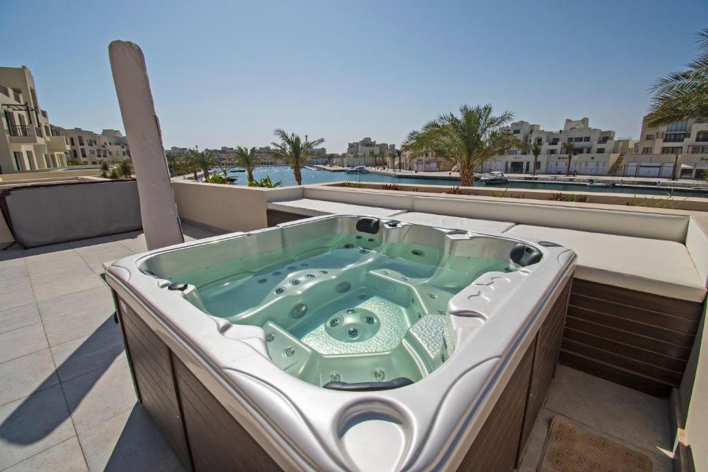 Ollystays Fanadir Marina 1BR Heated Jacuzzi