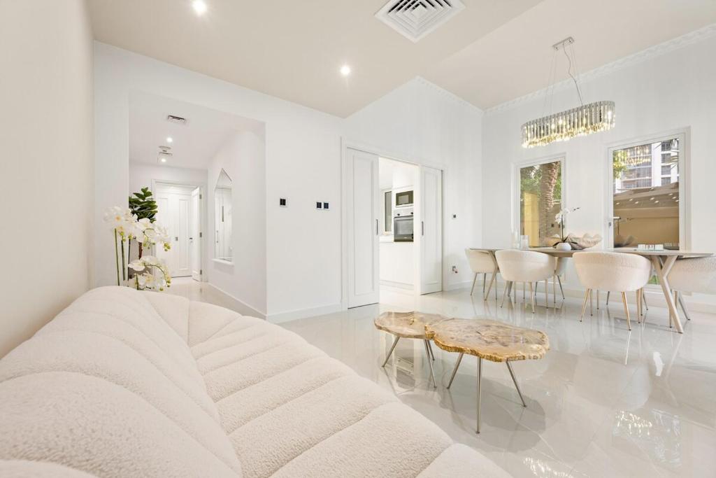 FIRST CLASS 2BR Urban Luxe Retreat