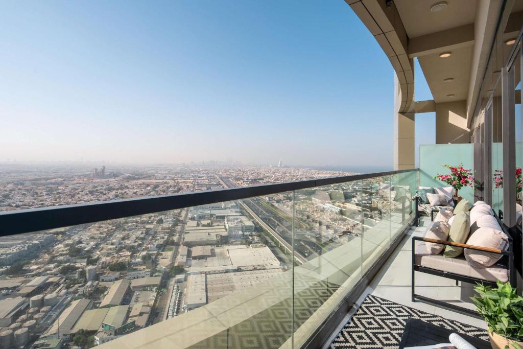 Frank Porter – Aykon City Tower C