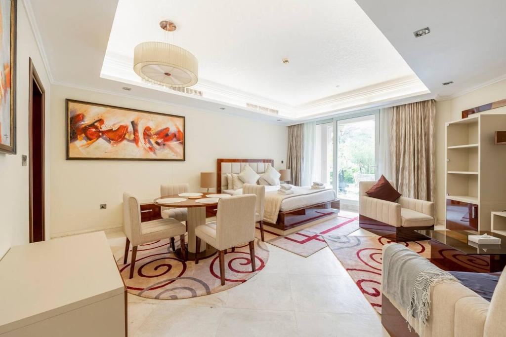 Fully-equppied studio with private beach and pool