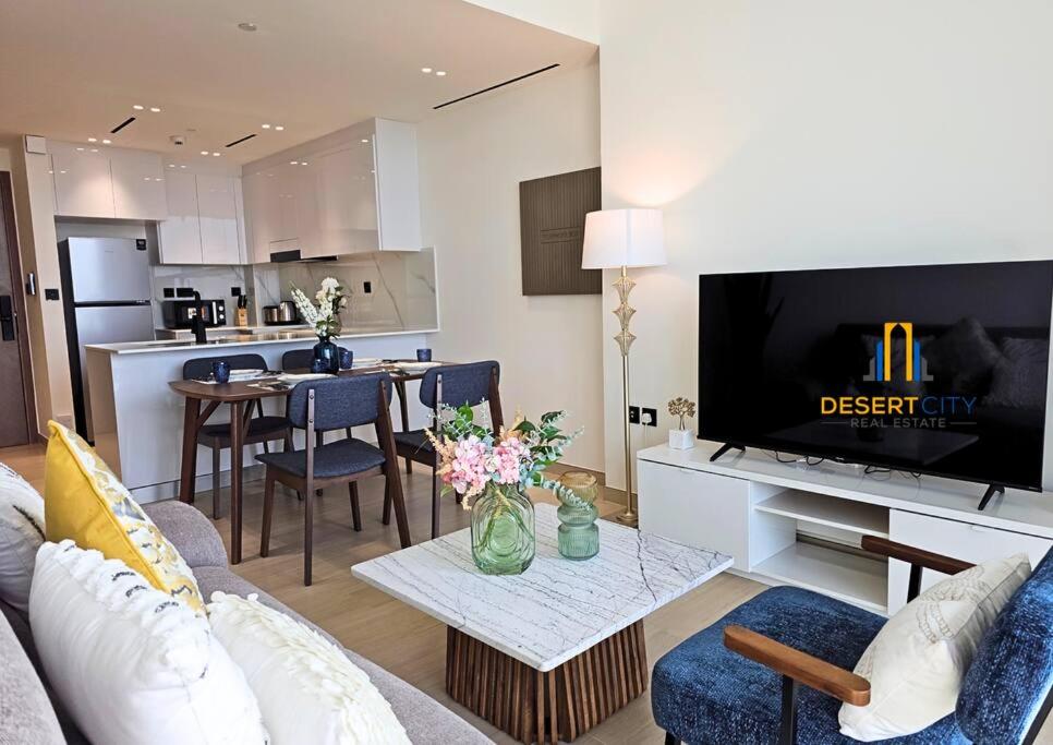 Fully Furnished 1 Bed in JVC, Hosted by Desert City Stays