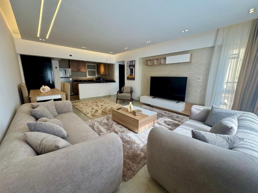 Glorious 2 BDR Apartment In Rehab City