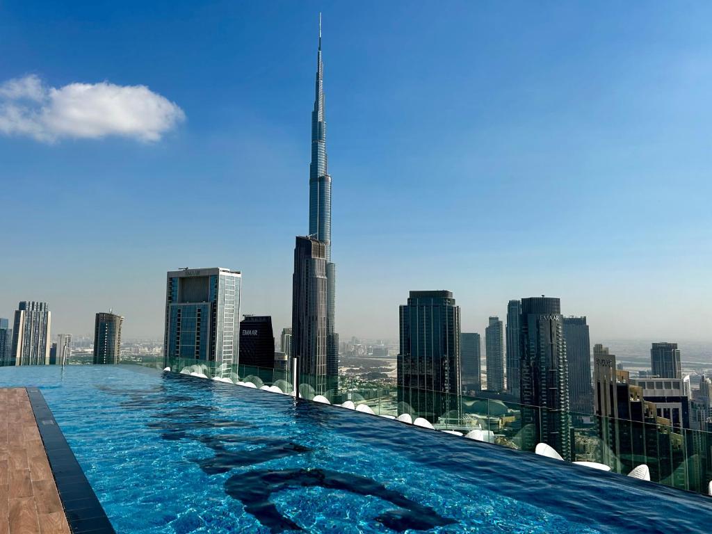 High Floor Burj Khalifa & Sea View with stunning Infinity Pool