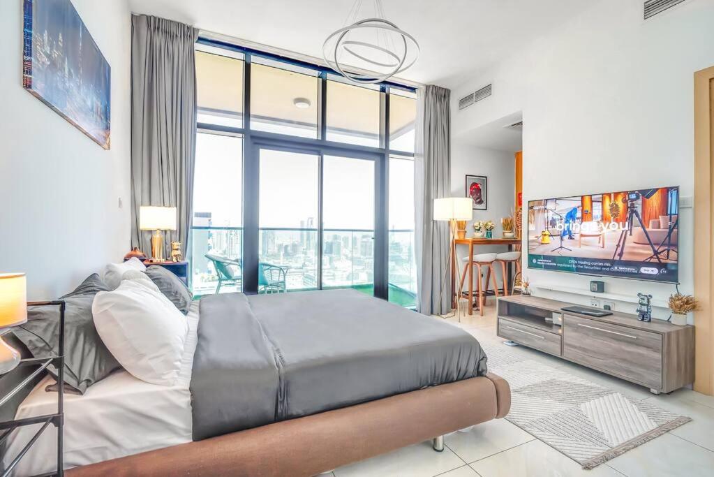 High floor Studio with all amenities and Parking