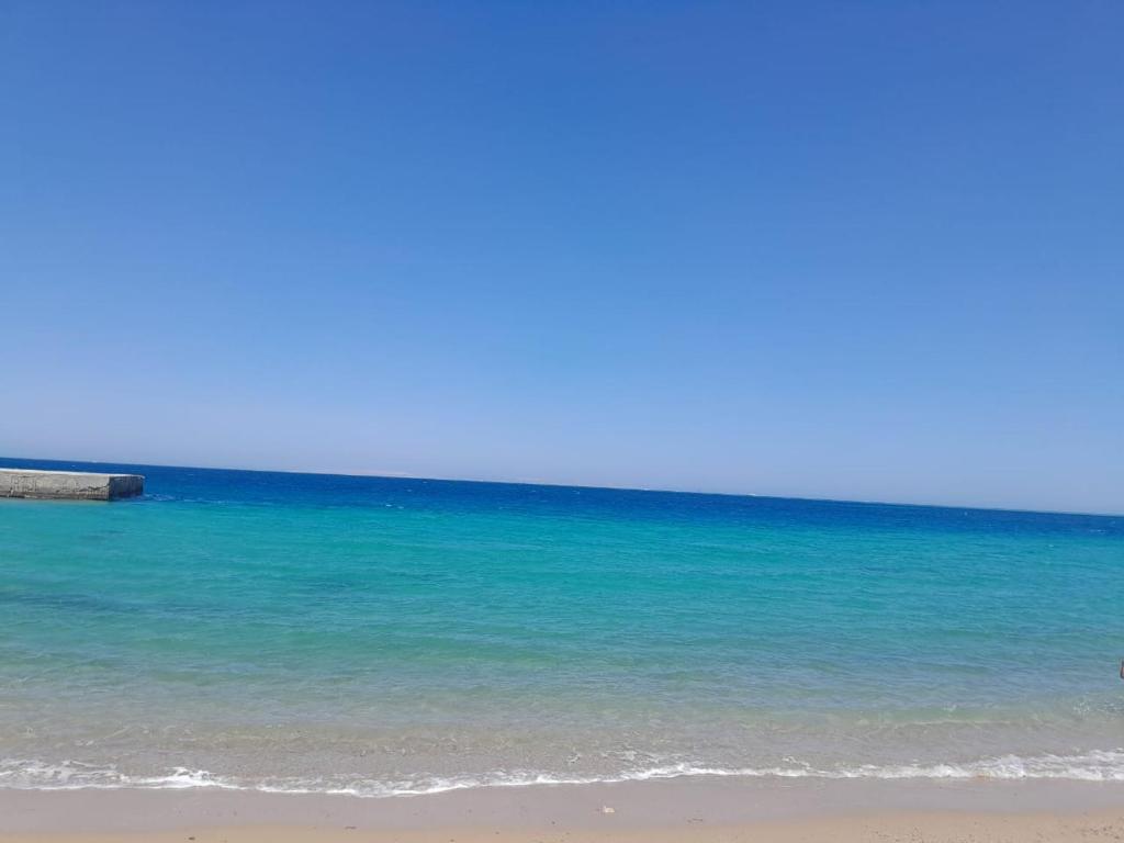 Cozy beachfront apartment in Al Ahyaa suitable for a family with children