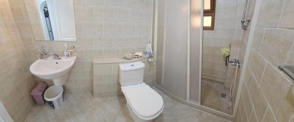 The chalet capacity is 8 adults and 4 kids Lasirena palm khorshed with 3 bedroom’s 2 bathrooms for families only please note that there is extra fees 250 LE per