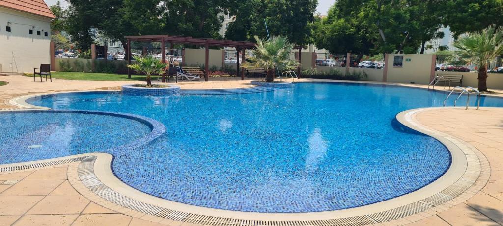 Near metro, spacious apartment has 1 bedroom, living room, kitchen, 2 bathrooms, storage room, balcony, outside you will have temperature controlled pools, gard