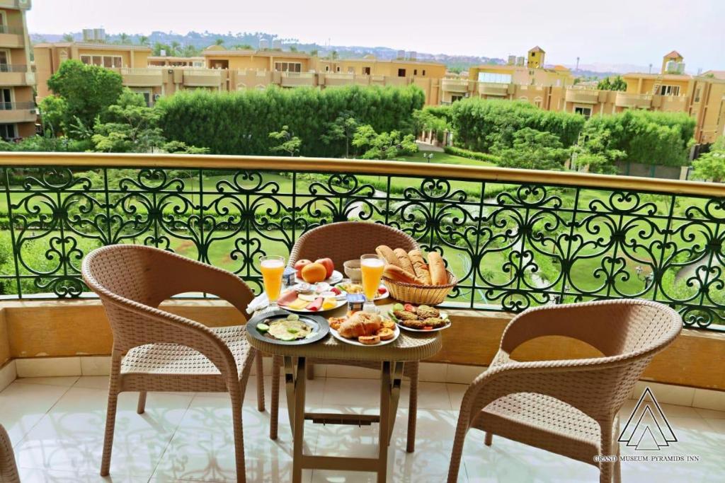 Luca Pyramids Inn