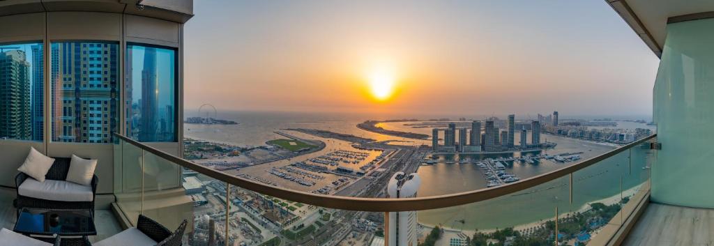 The Luxe Marina Experience – Stylish 2BR with Sweeping Balcony Views for Total Relaxation