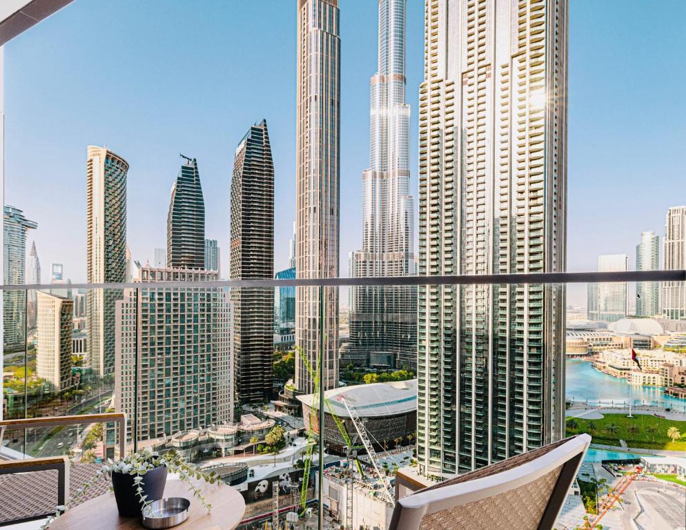 Lux Escape, Burj Crown Opera View, Near Dubai Mall