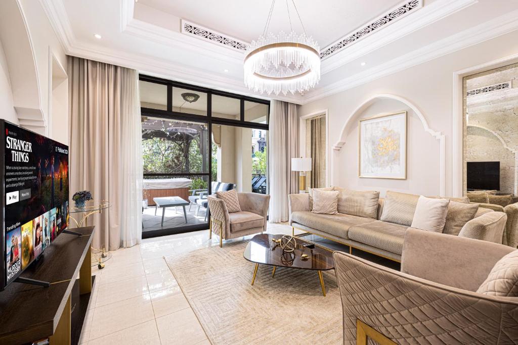 Luxurious Unique 2 Bed with Private Jacuzzi & Garden – Connected to Souk Al Bahar – Dubai Mall