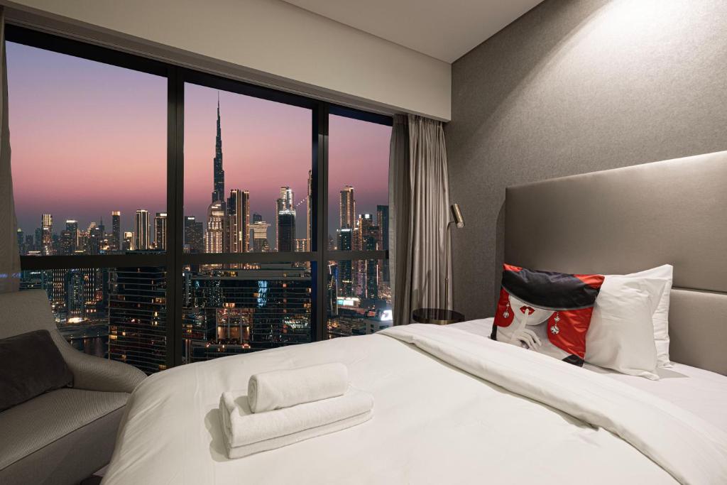 Luxurious 2BDR Apartment in Paramount Towers with Stunning Burj Khalifa Views