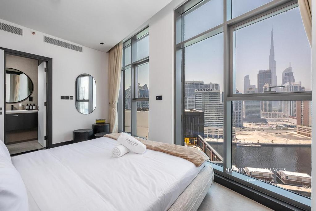 Luxurious 2BR w Waterfront and Burj Khalifa View