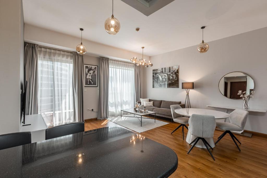 Luxury 1 bedroom with beautiful marina view!