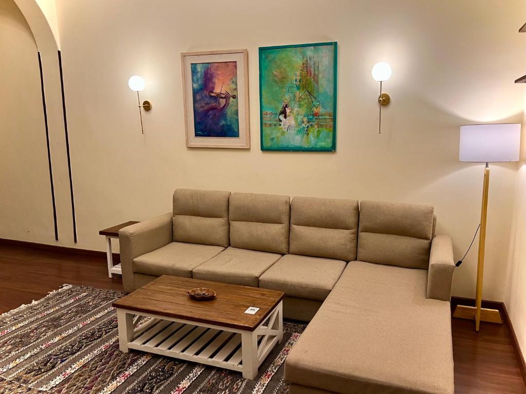 Modern 2BR Apt in Downtown – Mint Stays 42