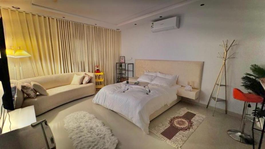 Modern studio with self-entry