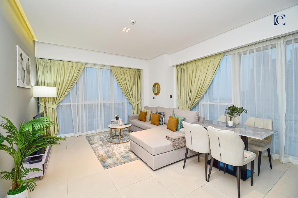 Luxury Escapes – 1BR Apt with Balcony – West Avenue Marina